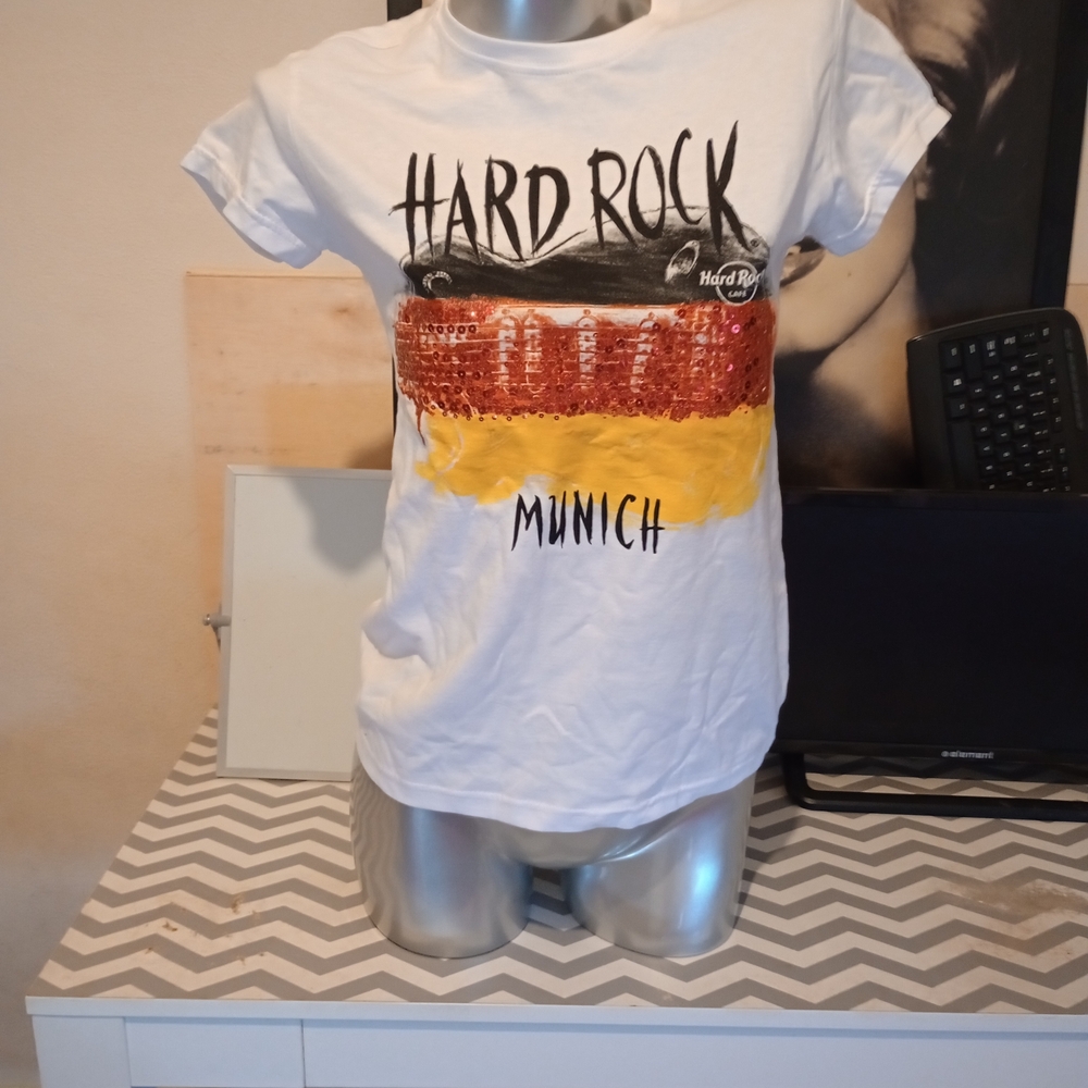 Hard Rock Cafe White and Red T-Shirt